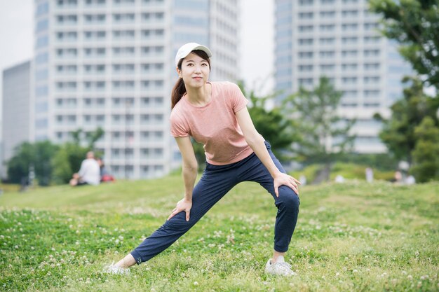 공원에서 운동하는 아시아 젊은 여자