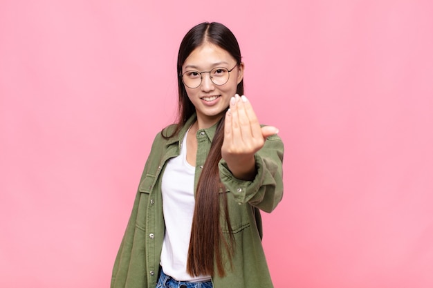 아시아 젊은 여성이 행복하고, 성공하고, 자신감이 넘치고, 도전에 직면하고 그것을 가져라! 또는 당신을 환영합니다