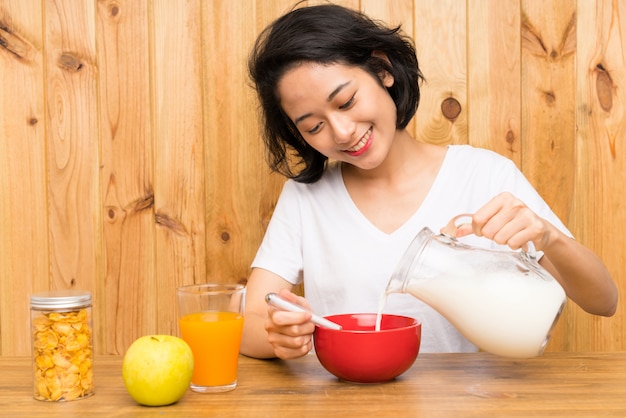 アジアの若い女性が朝食をとって