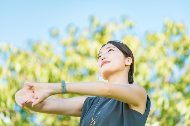 Asian young woman relaxing in the green