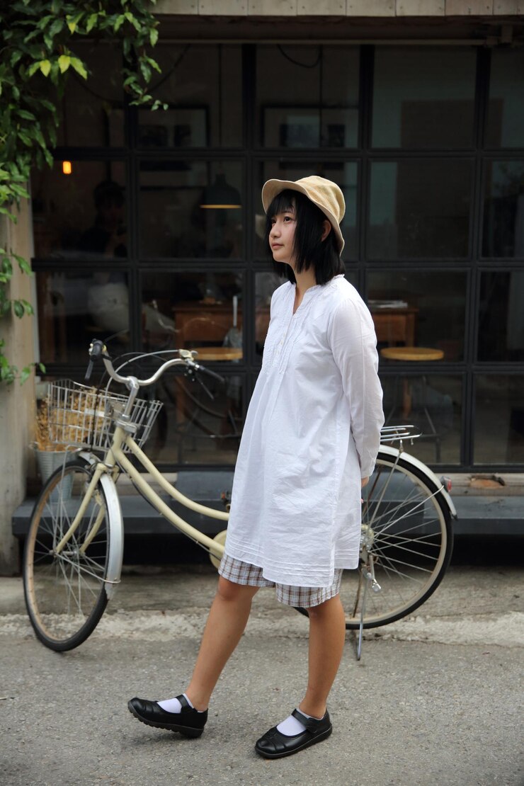 Photo 亞洲年輕女人在咖啡店裡思考和看著肖像