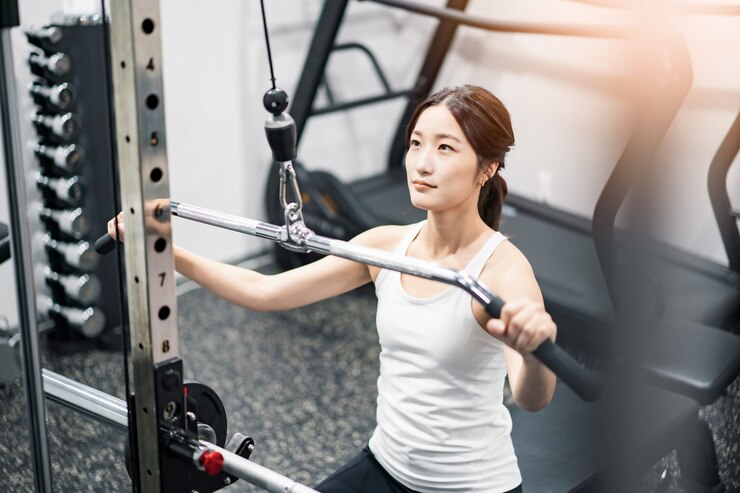 Photo 체육관에서 훈련하는 아시아 젊은 여성