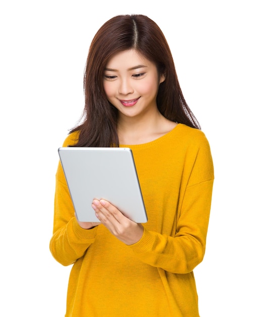 タブレットPCのアジアの若い女性の使用