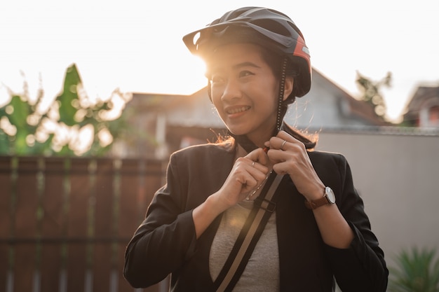 安全のためヘルメットバイクを着ているアジアの若い女性