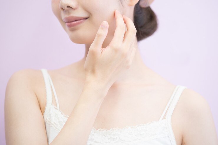Photo 肌の状態に触れてチェックするアジアの若い女性