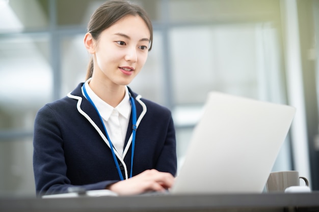 Giovane donna asiatica che lavora in ufficio