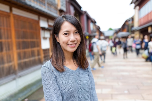 Asiann jonge vrouw in de Japanse oude stad