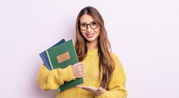 元気に笑って、幸せを感じて、コンセプトを示しているアジアのきれいな女性。学生の概念