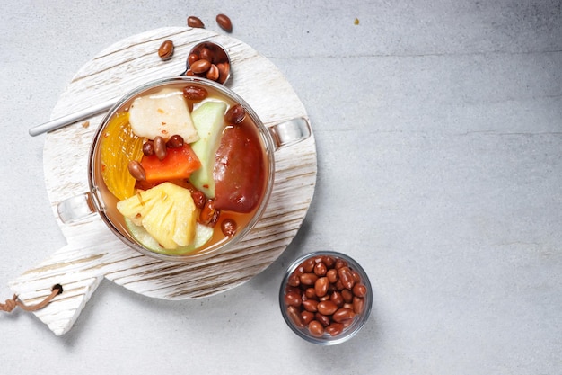 Asinan Buah Bogor is fruit augurk gemaakt van gesneden vers fruit op zoetzure en pittige rode soep.