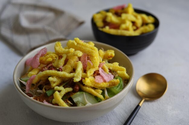 Asinan Sayur Betawi Ingelegde groenten bestaan uit spruitjes kool en komkommer tofu gebakken bonen