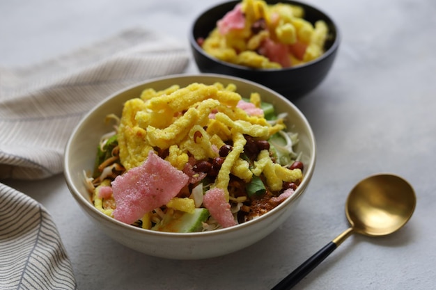 Asinan Sayur Betawi Ingelegde groenten bestaan uit spruitjes kool en komkommer tofu gebakken bonen