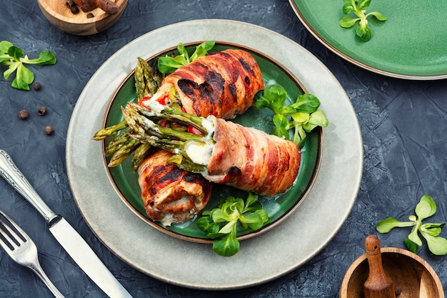 Asparagi al forno con carne e formaggio