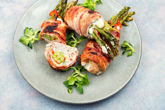 Asparagi al forno con carne e formaggio