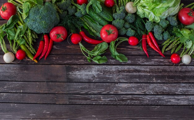 Foto asparagi, broccoli, peperoncino, pomodoro, ravanello e aneto - sfondo vegetale