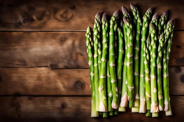 Asparagus plat liggen met houten achtergrond