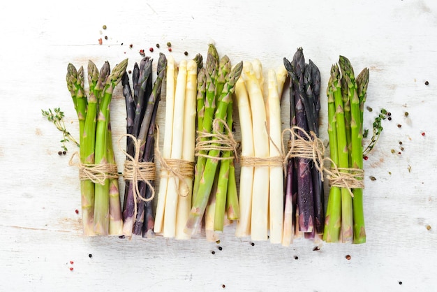 Foto asparagi brunch di asparagi biologici crudi vista dall'alto spazio libero per il testo