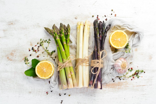Photo asparagus raw organic asparagus brunch top view free space for your text