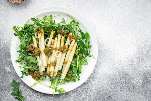 Foto asparagi fagioli bianchi insalata rucola foglia verde lattuga pasto sano cibo spuntino sul tavolo