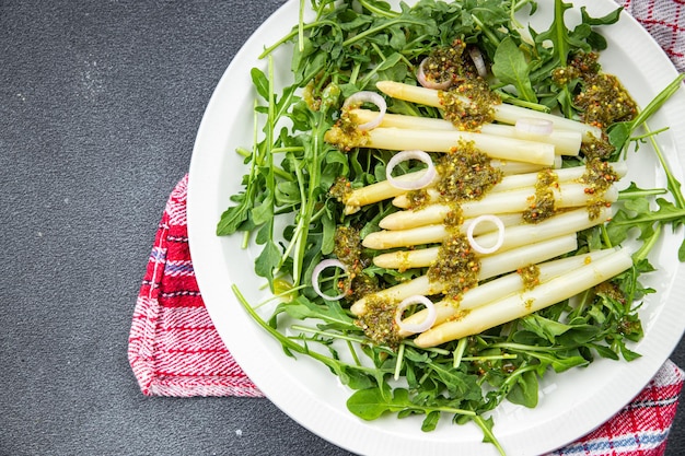 спаржа салат из белой фасоли руккола зеленый лист салата здоровая еда еда закуска на столе