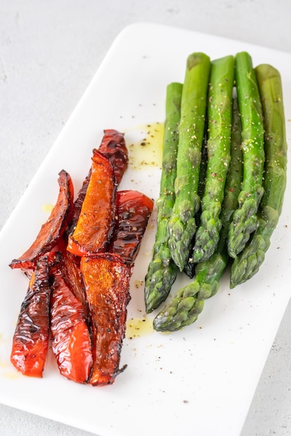 Asparagi con peperoni grigliati