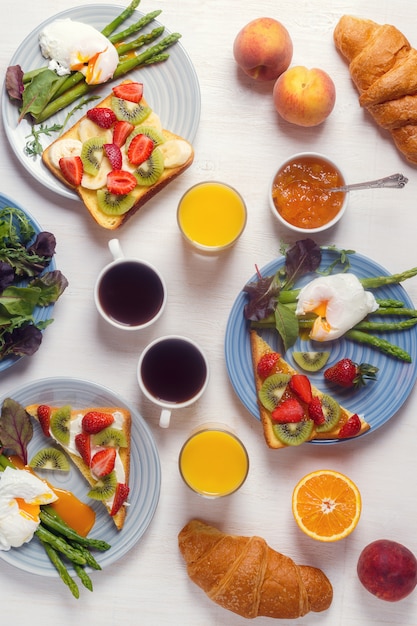Asparagus with poached eggs and toast with fruits