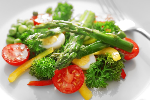 アスパラガスと野菜の皿