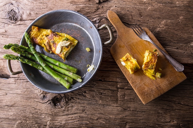 Asperges en omelet. omelet gevuld met asperges en kaas voor een ontbijt.