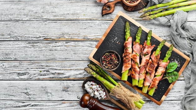 Asperges gebakken met spek en kruiden Gezonde voeding Bovenaanzicht Vrije ruimte voor uw tekst