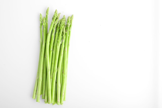 Asperges geïsoleerd op wit