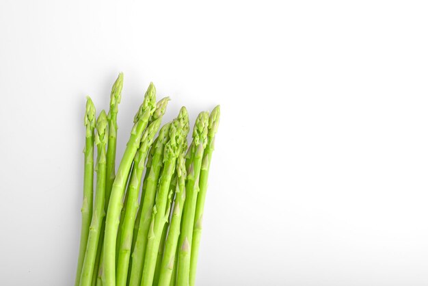 Asperges geïsoleerd op wit