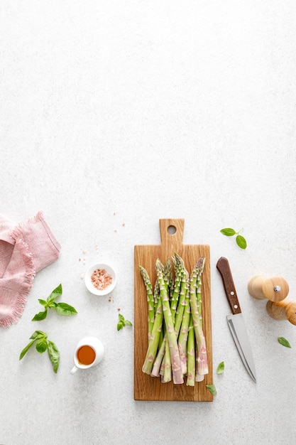 Asperges Kokende bos asperges op keukentafel Bovenaanzicht