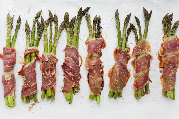 Asperges met ham op witte achtergrond