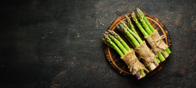 Asperges op een bruine ondergrond Groene asperges Bovenaanzicht Vrije ruimte voor uw tekst