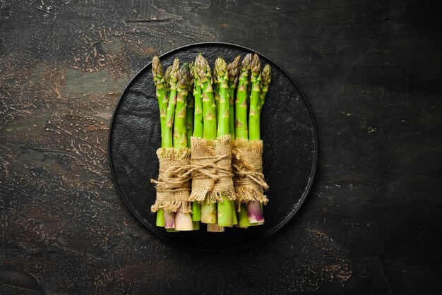 Asperges op een bruine ondergrond Groene asperges Bovenaanzicht Vrije ruimte voor uw tekst