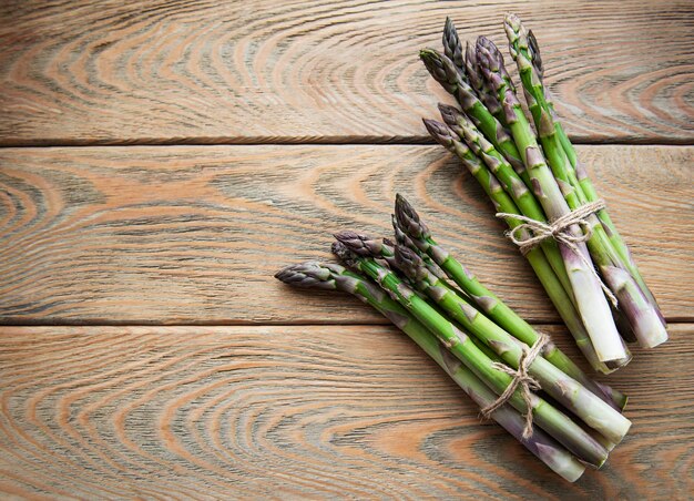 Asperges op een oude houten achtergrond