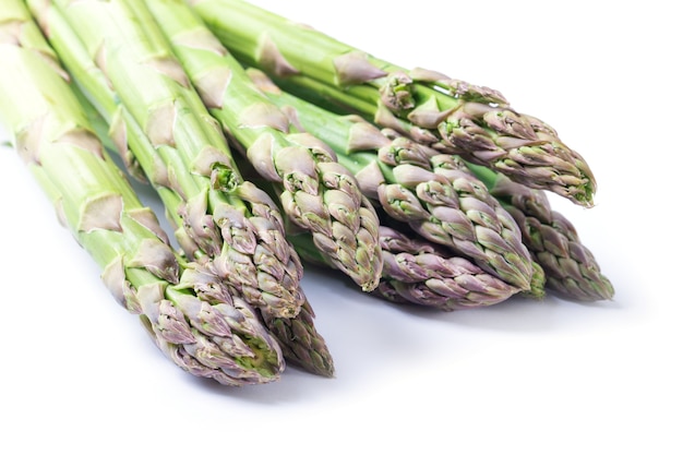 Asperges op een witte tafel. Detailopname