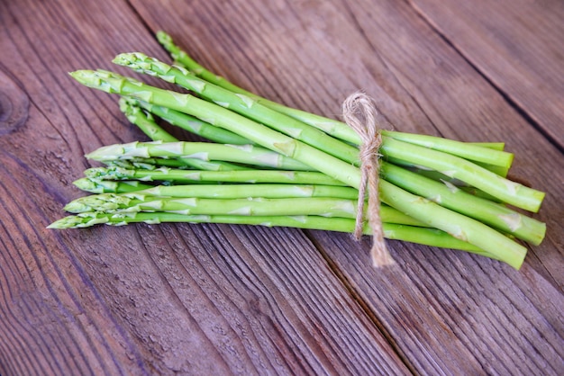 Asperges op houten achtergrond