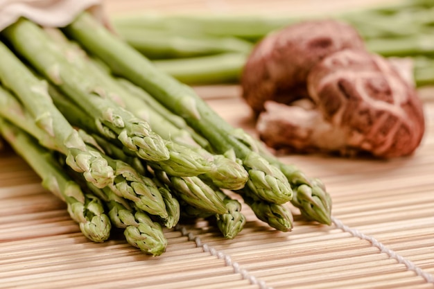 asperges op houten tafel close-up.