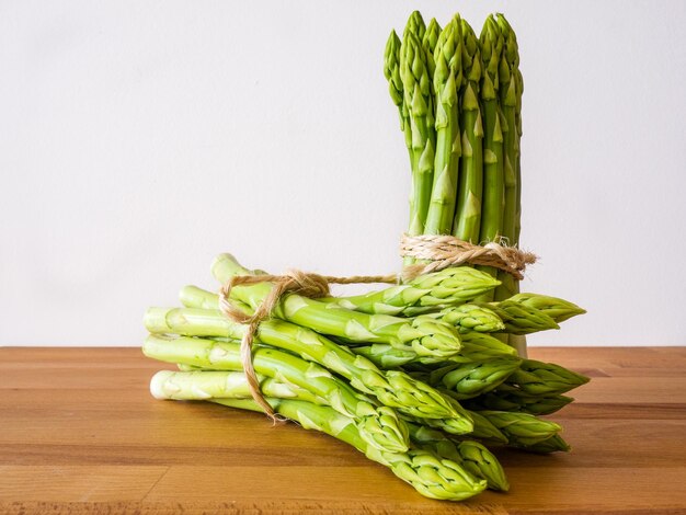 Asperges op tafel tegen de muur.