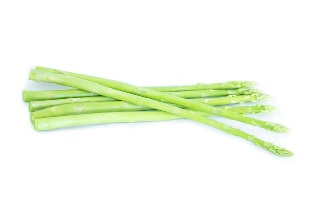 Asperges op witte achtergrond groene asperges