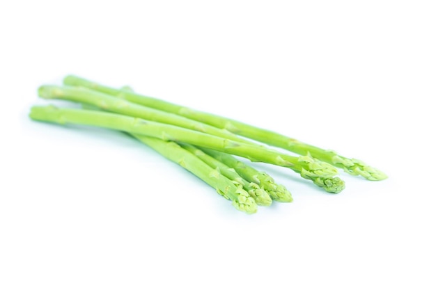 Asperges op witte achtergrond Groene asperges