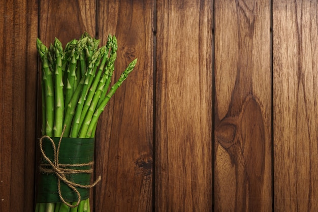 Asperges uit de tuin op houten ondergrond