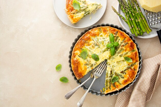 Foto aspergetaart, vegan quiche zelfgemaakt gebak, gezonde voeding.