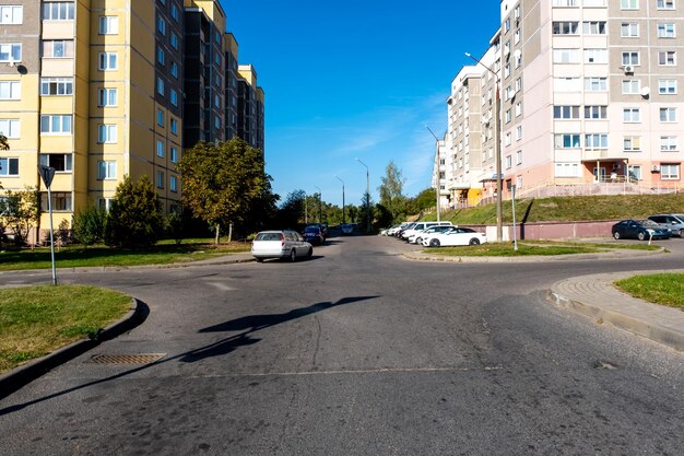 Жилые здания на асфальтовой городской улице