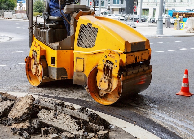 市内のアスファルトコンパクター。道路建設現場で働くロードローラー