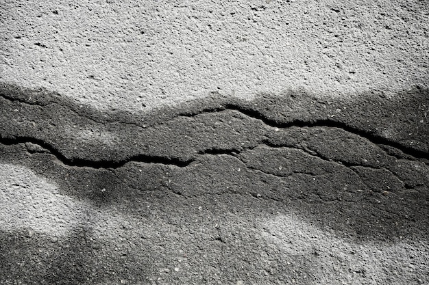 асфальт в трещинах текстура / абстрактный фон трещины на асфальтовой дороге