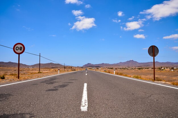 Foto strada solitaria di asfalto