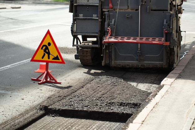 アスファルト修理フレイザーと道路標識