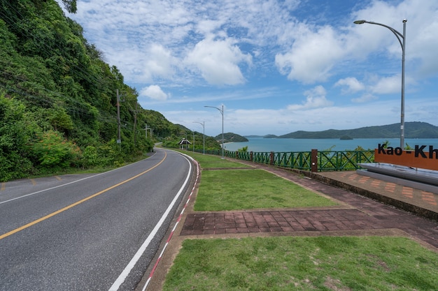 プーケット島周辺のアスファルト道路晴れた夏の日の季節の美しい海岸プーケットタイの素晴らしい景色の青い空の背景。