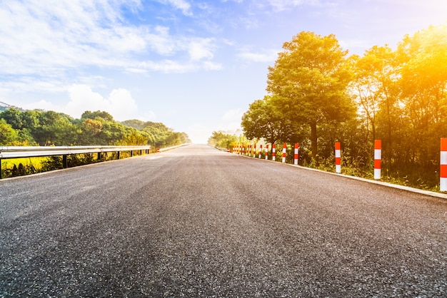 アスファルト道路の背景写真